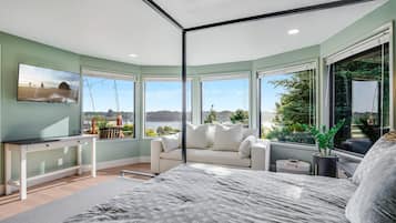 4 bedrooms, desk, iron/ironing board, travel crib