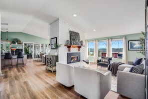 Smart TV, chimenea, libros, oficina