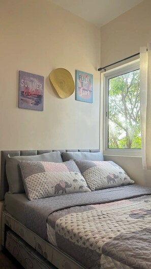 1 bedroom, free WiFi, bed sheets - Peaceful Condo with Pool along Tagaytay Road (Silang)