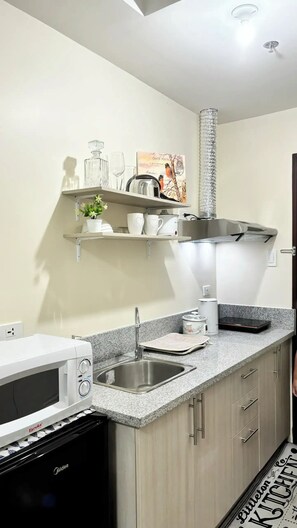 Fridge, microwave, stovetop, electric kettle - Peaceful Condo with Pool along Tagaytay Road (Silang)