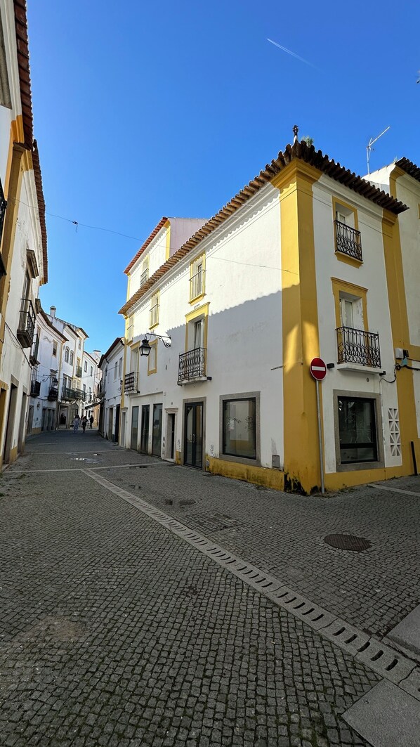 Front of property - Largo Inn Suites Evora (Évora)
