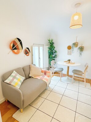 Superior Suite, City View | Living area | 40-inch Smart TV with cable channels, Netflix, streaming services - Largo Inn Suites Evora (Évora)