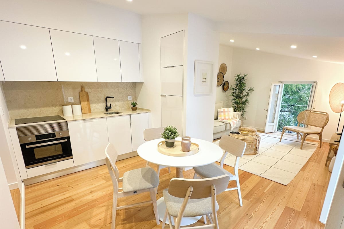 Deluxe Duplex, City View | Ruang tamu | 40 inci sebuah televisyen pintar dengan kabel, Netflix