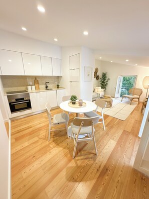 Chambre Duplex Deluxe, vue sur la ville | Aire de séjour | Téléviseur connecté de 40 po avec télévision par câble, Netflix