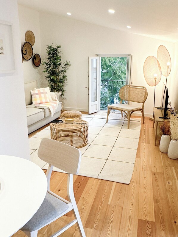 Deluxe Duplex, City View | Living area | 40-inch Smart TV with cable channels, Netflix, streaming services - Largo Inn Suites Evora (Évora)