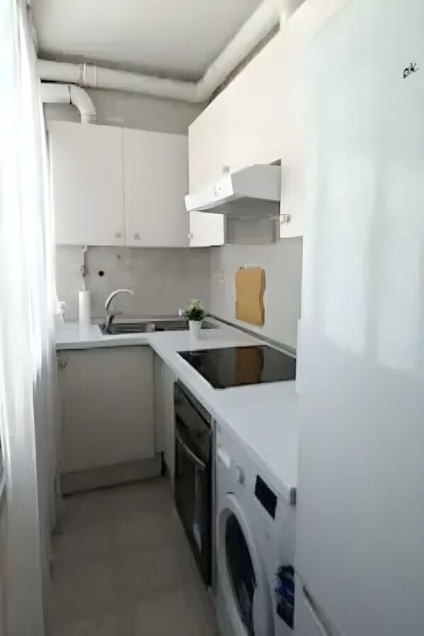Frigorífico, microondas, horno y placa de cocina
