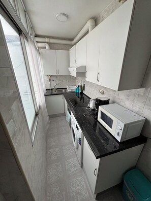 Jääkaappi, mikroaaltouuni, uuni, liesi