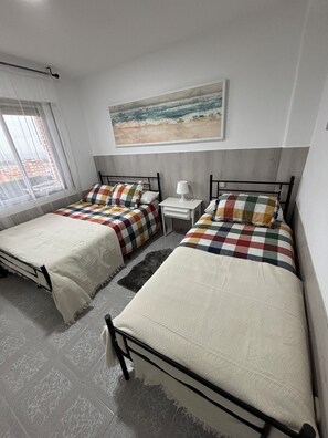 3 chambres, fer et planche à repasser, Wi-Fi, draps fournis
