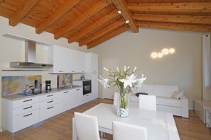 Apartment, Balkon, Hügelblick | Eigene Küche | Kühlschrank, Mikrowelle, Ofen, Herdplatte