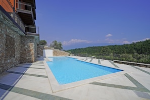 Una piscina al aire libre de temporada