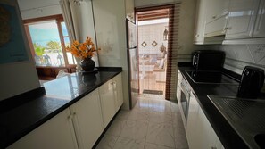 Frigorifero, microonde, forno, piano cottura
