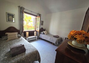 2 chambres, coffre-fort, fer et planche à repasser