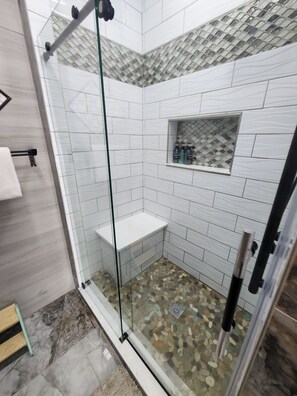 Dusche, Haartrockner, Handtücher, Seife