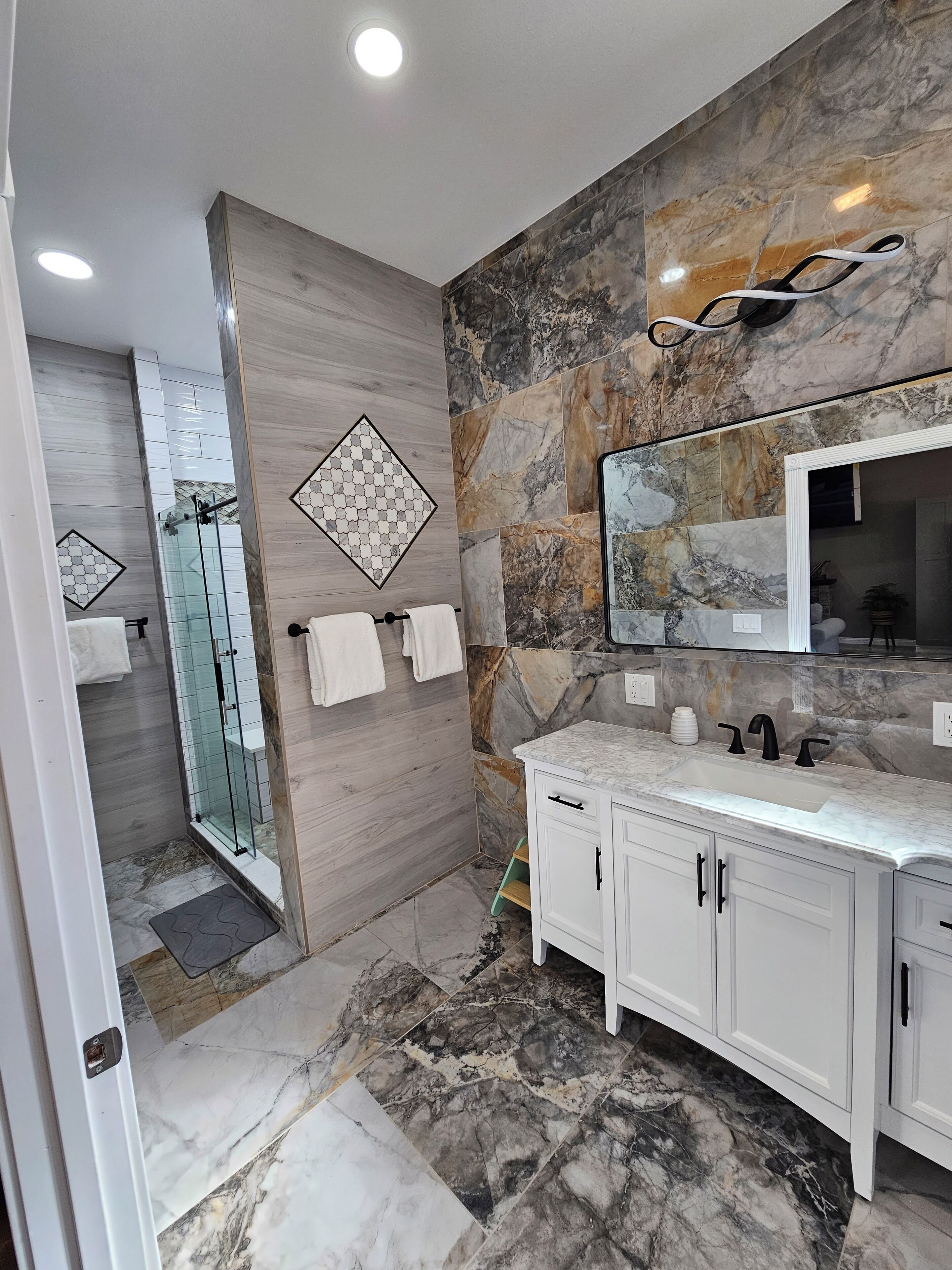 Douche, sèche-cheveux, serviettes fournies, savon