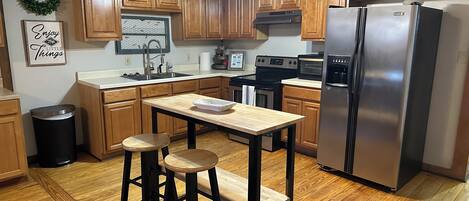 Fridge, oven, stovetop, coffee/tea maker