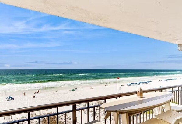 Am Strand, Liegestühle, Strandtücher