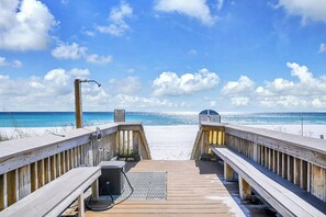 Sulla spiaggia, lettini da mare, teli da spiaggia
