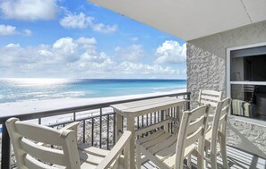 Outdoor dining - Fully updated 2025 Dream Oceanfront Sunset View. 2/2 Sleeps 8 (Fort Walton Beach)
