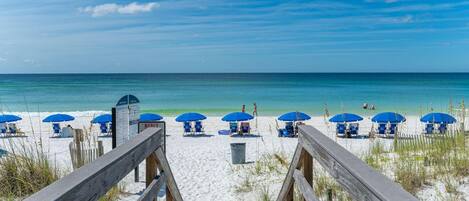 På stranden, liggestole, badehåndklæder