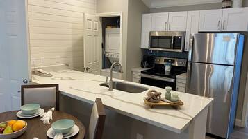 Full-size fridge, microwave, oven, stovetop