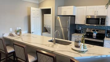 Full-size fridge, microwave, oven, stovetop