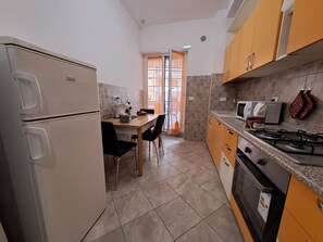 Frigorífico, microondas, horno y placa de cocina
