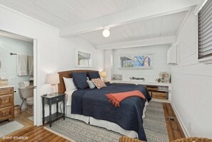 4 dormitorios, escritorio, tabla de planchar con plancha y cuna de viaje