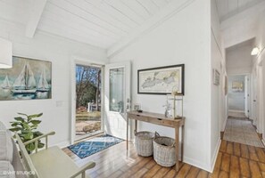 Télévision, livres, chaîne hi-fi