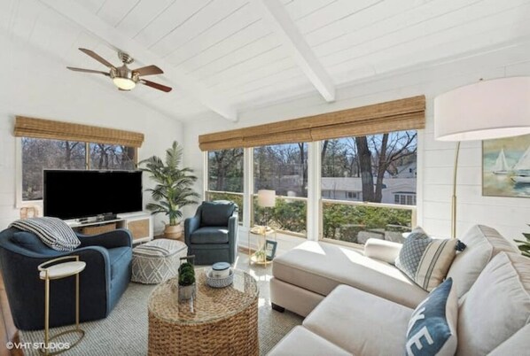 Télévision, livres, chaîne hi-fi