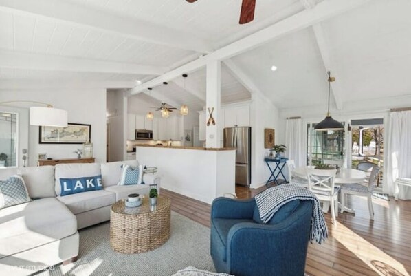 Una televisión, libros, un reproductor estéreo