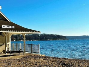 Chaises longues, serviettes de plage