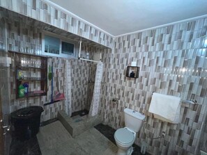 Secadora de cabello, bidet, toallas, jabón