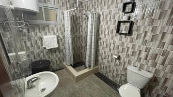 SĂšche-cheveux, bidet, serviettes fournies, savon