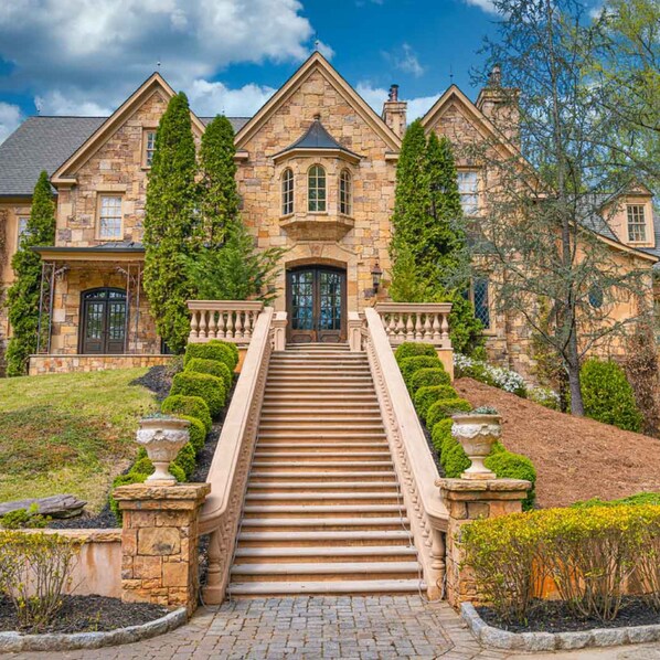 House | 9 bedrooms, Internet - Lions Gate Estate in Sandy Springs (Marietta)