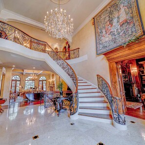 House | 9 bedrooms, Internet - Lions Gate Estate in Sandy Springs (Marietta)