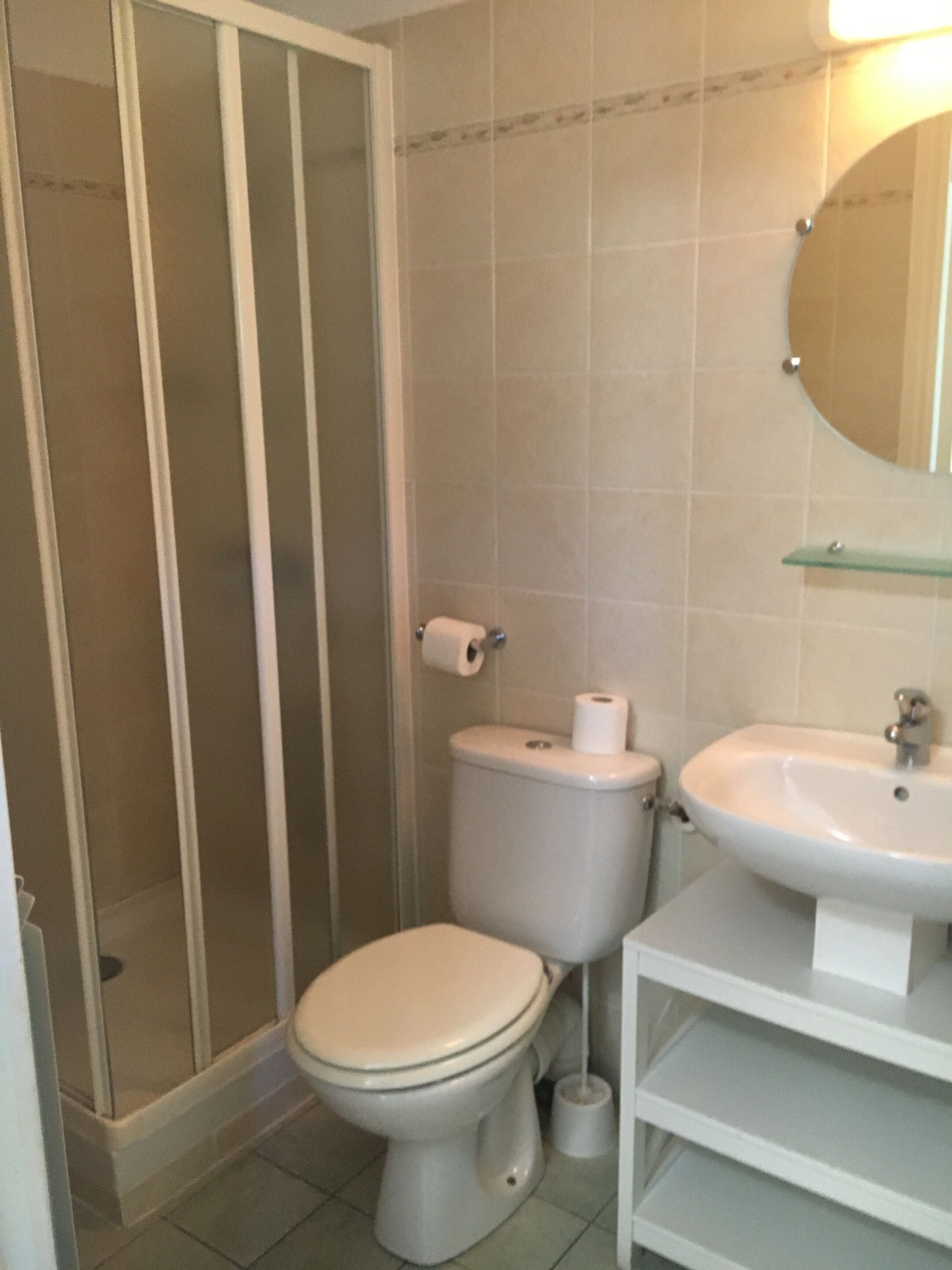 Ein Badezimmer mit Toilette, Waschbecken und Dusche.