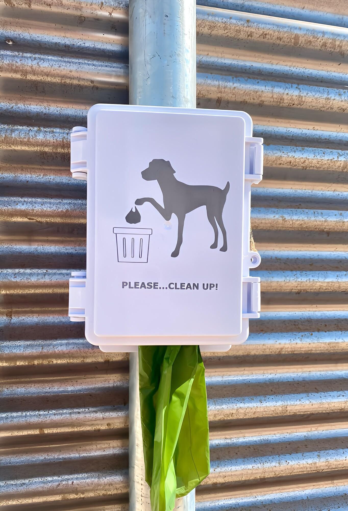 En skylt med en hund och en soptunna, med texten att man ska städa upp efter sig.