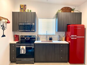 Réfrigérateur, four à micro-ondes, un four, surface de cuisson