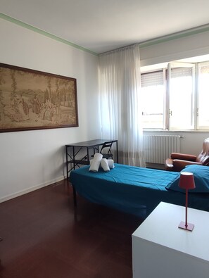 3 slaapkamers, een bureau, een strijkplank/strijkijzer, gratis wifi