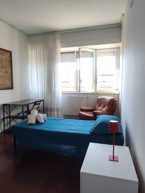 3 makuuhuonetta, työpöytä, silitysrauta/-lauta, ilmainen Wi-Fi