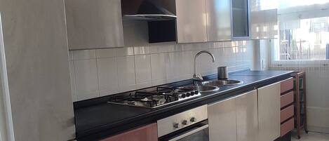 Een koelkast, een oven, een kookplaat, een vaatwasser