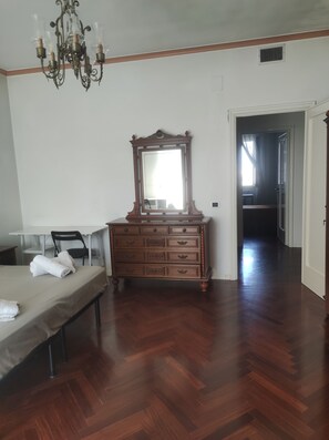 3 slaapkamers, een bureau, een strijkplank/strijkijzer, gratis wifi