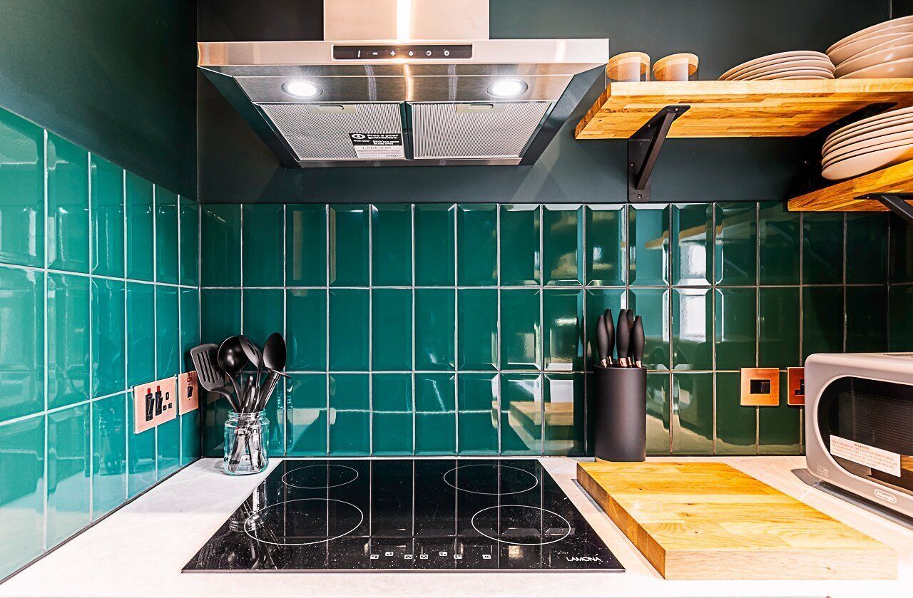 Een koelkast, een magnetron, een oven, een kookplaat