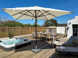 Outdoor dining - Villa Ker Tesson: Spa, Charm, Sleeps 10, Port-Joinville (Île d'Yeu) (L'Île-d'Yeu)