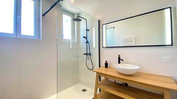 Shower, hair dryer, towels