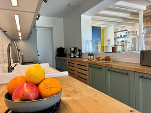 Fridge, microwave, oven, stovetop - Villa Ker Tesson avec spa (L'Île-d'Yeu)