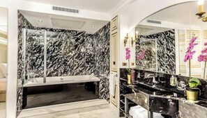 Douche, sĂšche-cheveux, serviettes fournies, savon