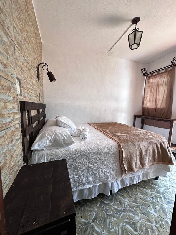 Quarto casal básico, vista para o jardim | Roupas de cama premium, edredons de pluma, Wi-Fi de cortesia