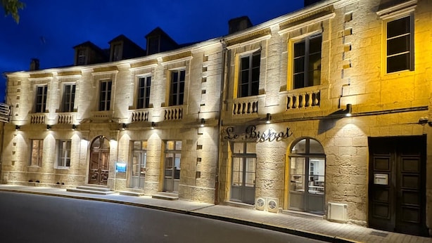A historic building with a sign reading "Le Bistro" at the ground level. - Le Relais de Montignac (Montignac)