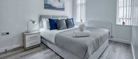 5 makuuhuonetta, työpöytä, silitysrauta/-lauta, vauvan matkasänky